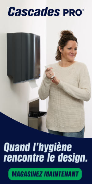 French: Une femme souriante utilise une distributrice d’essuie-mains Cascades PRO Tandem® dans une salle de bain moderne et épurée. La bannière indique « Quand l’hygiène rencontre le design » avec un bouton vert sur lequel est écrit « Magasinez maintenant ».