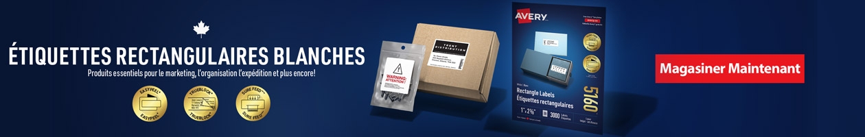 La bannière démontre le nouvel emballage des Étiquettes rectangulaires blanches d’Avery.  Les étiquettes sont présentées comme une étiquettes d’expédition sur une boîte et une étiquette d’avertissement sur l’emballage d’un produit.  Également, il y a des médaillons qui soulignent les avantages des étiquettes rectangulaires blanches d’Avery : Easy Peel, TrueBlock et Sure Feed.
