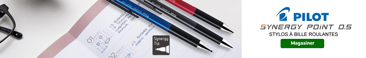 Stylos à bille roulantes Synergy Point bleu, noir et rouge avec notes manuscrites sur un agenda et des lunettes à côté gauche; logo Synergy Tip; logo Synergy Point 0,5; logo Pilot; bouton Magasiner sur fond vert