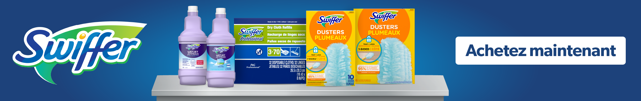 Logo SWIFFER. 5 Swiffer™ produits de nettoyage sur fond bleu. Magasinez maintenant.