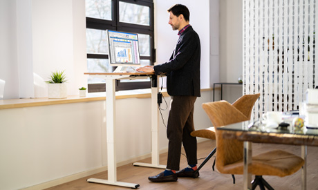 Les bureaux assis-debout offrent aux employés des options de travail flexibles.