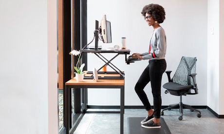 Les bureaux à hauteur réglable contribuent au confort des employés tout au long de leur journée de travail.